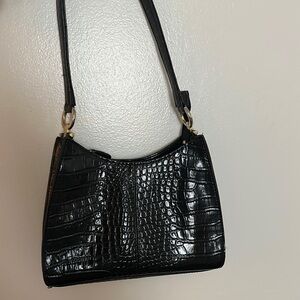 Elegant Black Croc-Embossed Shoulder Bag